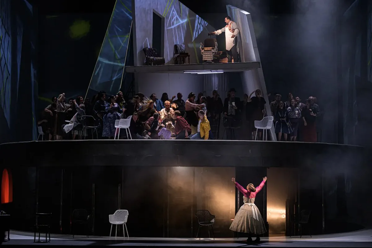 Sweeney Todd ve Státní opeře: vícepatrová scéna, nahoře lazebnický salon, pod ním Sbor Státní opery