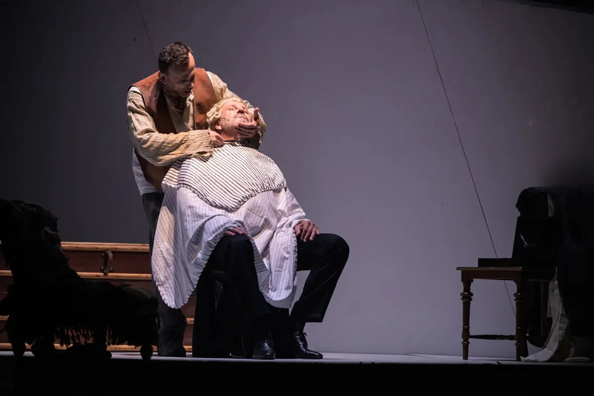 Sweeney Todd drží soudce Turpina v lazebnickém křesle
